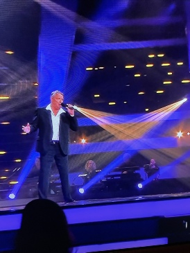 Ed Palermo tijdens een live optreden op een podium